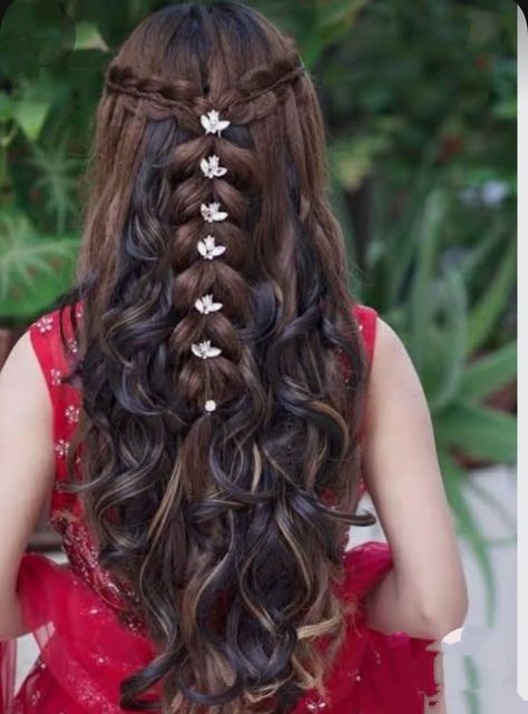 Hairstyle 💇🏻‍♀️ Reception Hairstyles, Curled Hairstyles For Medium Hair, Hair Style On Saree, Hair Wedding Styles, Open Hair, Hair Style Vedio, Engagement Hairstyles, Bridal Hairdo, Long Hair Wedding