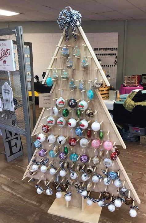 Craft Fair Display Table, Christmas Shop Displays, Booth Display Ideas Diy, Craft Booth Design, Craft Fair Table, Craft Fair Booth Display, Christmas Booth, Craft Market Display, Craft Booth Display