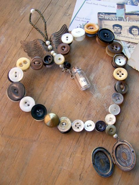 What a unique and beautiful way to use buttons! www.bjcraftsupplies.com/sewing/ Quotes Cousins, Buttons Ideas, Vintage Buttons Crafts, Genealogy Humor, Buttons Crafts Diy, Button Creations, Diy Spring Crafts, Button Ornaments, Genealogy Chart