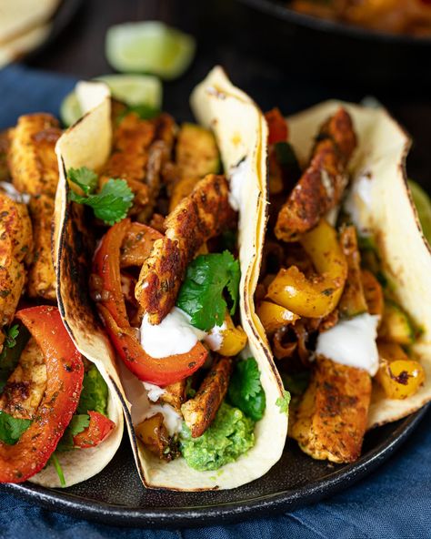 Haloumi Tacos Recipe, Halloumi Tacos Recipe, Chicken And Halloumi Recipes, Healthy Halloumi Recipes, Hallumi Recipes Dinner, Halloumi Shawarma, Halloumi Dinner, Halloumi Fajitas, Halloumi Tacos