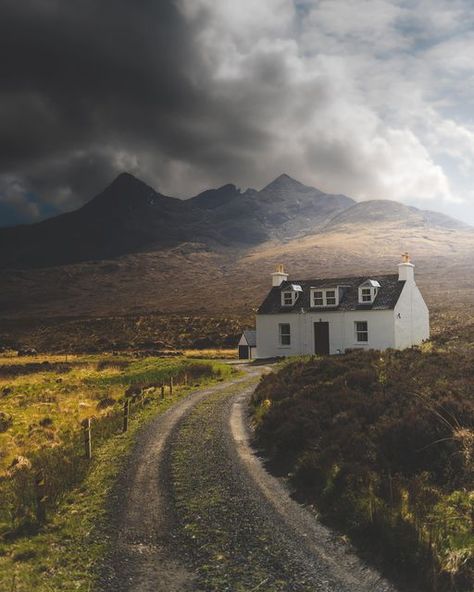 Scottish Cottage, Cottages Scotland, Scottish Cottages, Scottish Mountains, Countryside Vacation, Skye Scotland, Seaside Getaway, Little Cottage, Beach Camping