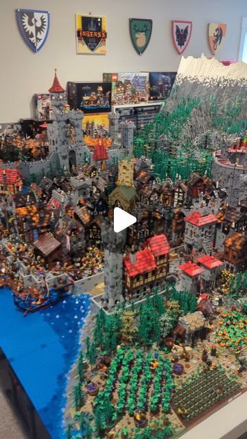 Beyond the Brick on Instagram: "Huge LEGO Castle by @intenss_bricks" Lego Ideas To Build Easy House, Cool Lego Builds, Lego Ideas To Build Instructions, Lego Castle Ideas, Lego Build Ideas, Model Castle, Lego Village, Lego Creative, Lego Castle