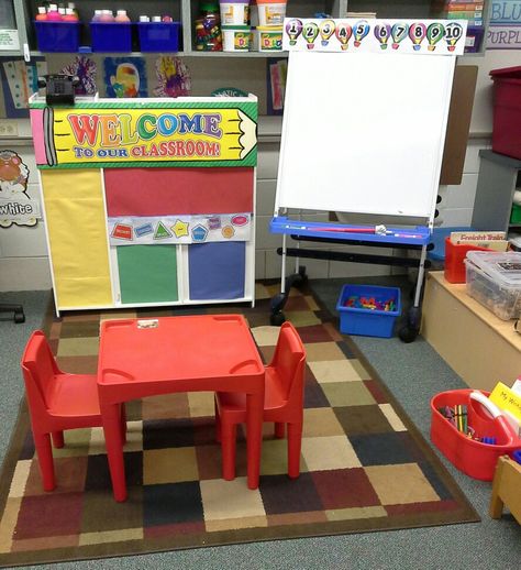 Pretend classroom for preschool dramatic play Teacher Dramatic Play Center, Pretend Classroom Dramatic Play, School Themed Dramatic Play, Classroom Pretend Play Area, Beginning Of The Year Dramatic Play, School Role Play Area Eyfs, Back To School Dramatic Play Center, All About Me Dramatic Play Preschool, Dramatic Play School Theme