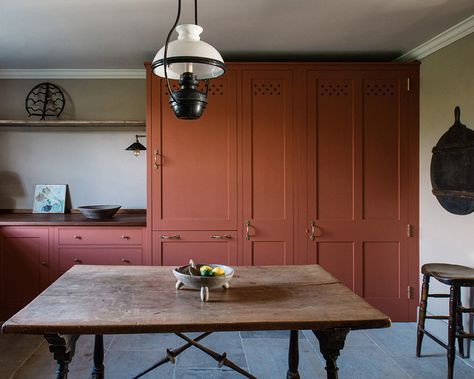 Brick Red Kitchen Cabinets, Red Shaker Kitchen, Rust Kitchen Cabinet, Rust Kitchen Cabinets, Red Cabinets Kitchen, Terracotta Kitchen Cabinets, Montreal Apartment, Rust Kitchen, Earth Kitchen