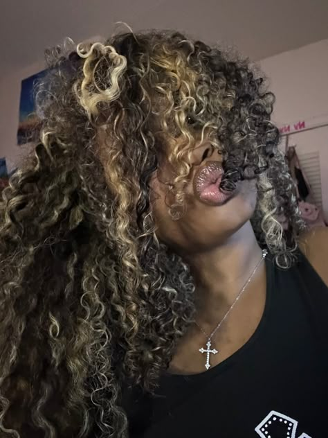 Blonde Highlights On Natural Curly Hair, Black And Blonde Natural Hair, Highlight Curly Hair Black Women, Partial Highlights Natural Hair, Black And Blond Curly Hair, Black Women Highlights Hair Curly, Black And Blonde Curly Hair Black Women, Curly Dyed Hair Highlights, Blonde Curls Black Women