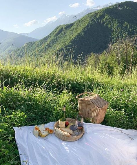 Cottagecore Picnic, Picnic Inspiration, Cottage Aesthetic, Picnic Date, Perfect Picnic, Have Inspiration, Cottage Core Aesthetic, Cottagecore Aesthetic, A Picnic