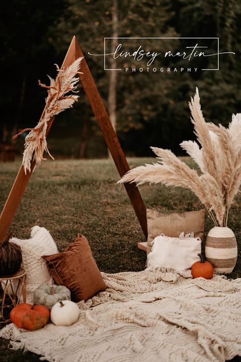 Fall Lifestyle Photoshoot, Simple Fall Photoshoot Setup, Fall Tent Photoshoot, Fall Photoshoot Decor Ideas, Fall Set Up For Photography Indoor, Fall Decor For Photo Shoot, Outside Christmas Mini Session Ideas, Fall Decor Studio Photography, Fall Family Photo Backdrop Ideas