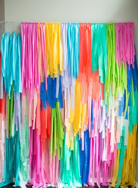 DIY Pinata Fringe Photo Backdrop Fringe Photo Backdrop, Diy Fotokabine, Pinata Diy, Diy Photo Backdrop, Anniversaire Diy, Diy Pinata, Fringe Backdrops, Diy Photo Booth, Party Inspo