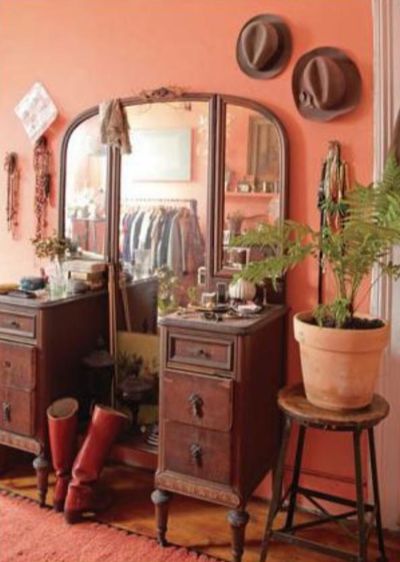 sarah ryhanen via design sponge Terracotta Red Bedroom, Coral Wall Paint Living Room, Salmon Walls Bedroom, Salmon Bedroom Walls, Salmon Colored Bedroom, Diy Vanity Ideas Bedroom, Peach Walls Living Room, Vanity Dresser Ideas, Colors With Terracotta