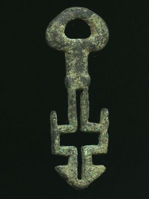 Key Copper alloy casket key: flat hexagonal shank; ovate bow; bit has symmetrical wards and aperture. Production Date: Late Medieval; 14th-15th century Ornate Keyhole, Old Locks And Keys, Ancient Key, Keyless Door Lock, Antique Lock And Key, Key Crafts, Antique Padlock, Antique Shelves, Museum Of London