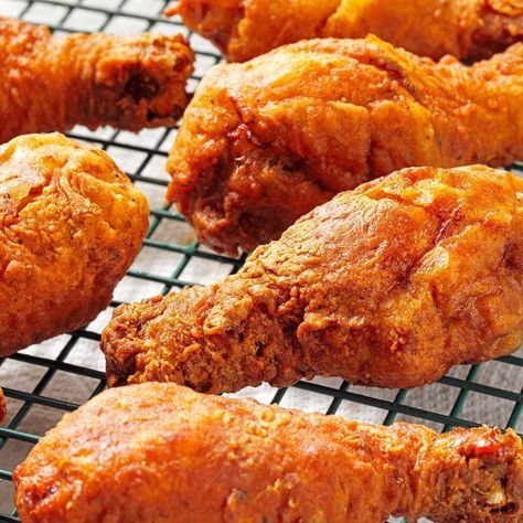 Cornmeal Fried Chicken, Fried Drumsticks, Deep Fryer Recipes, Chicken Legs Recipe, Fried Chicken Drumsticks, Fried Chicken Legs, Chicken Leg Recipes, Making Fried Chicken, Chicken Drumstick Recipes