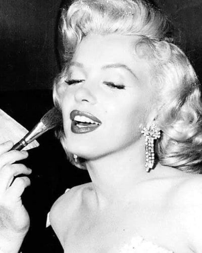 Marilyn Monroe on The Jack Benny Show in 1953. Actor Studio, Joe Dimaggio, Marilyn Monroe Photos, Norma Jean, Norma Jeane, Blonde Bombshell, Brigitte Bardot, Hollywood Glamour, Classic Hollywood