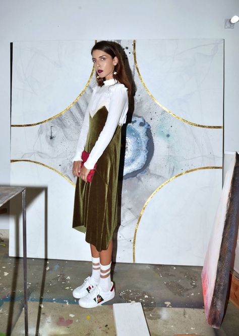 White Ruffle Top, Fest Outfits, 90's Fashion, White Socks, Cooler Look, Moda Vintage, Green Skirt, Mode Vintage, Looks Style