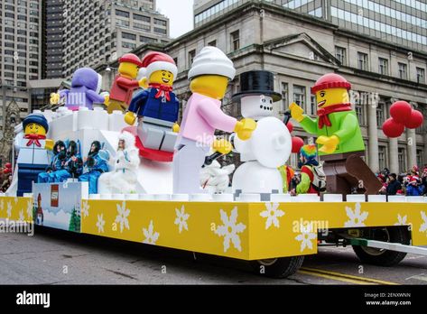 Download this stock image: Lego float partaking in the celebration of the 109th edition of the Santa Claus Parade. More than a half-million people attend the parade every year. - 2ENXWNN from Alamy's library of millions of high resolution stock photos, illustrations and vectors. Santa Claus Parade, Christmas Parade Floats, The Santa Claus, Lego Christmas, Parade Float, Christmas Parade, Lego Toys, Us Images, Toy Chest