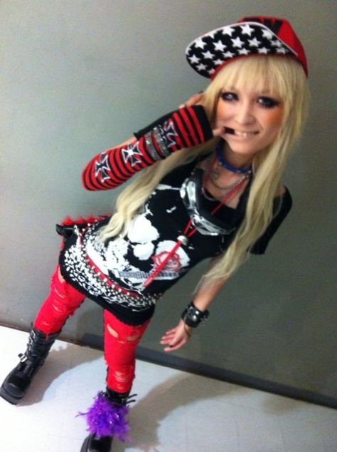 rock gyaru  #rockgyaru #rokkugyaru #gyaru #gal #japanesefashion Rock Gyaru, Scene Gyaru, Emo Gyaru, Goshikku Gyaru, Rokku Gyaru, Scene Clothing, Scene Goth, Art Outfit, Scene Queens