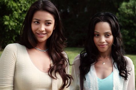 The beginnings of the Maya + Emily relationship.   2 of 150 // Season 1, Episode 2. #PLLMemoryLane Emily And Maya, Pll Season 1, Scary Nature, Huge Animals, Bianca Lawson, Teen Actors, Pretty Little Liars Hanna, Emily Fields, Y2k Hairstyles