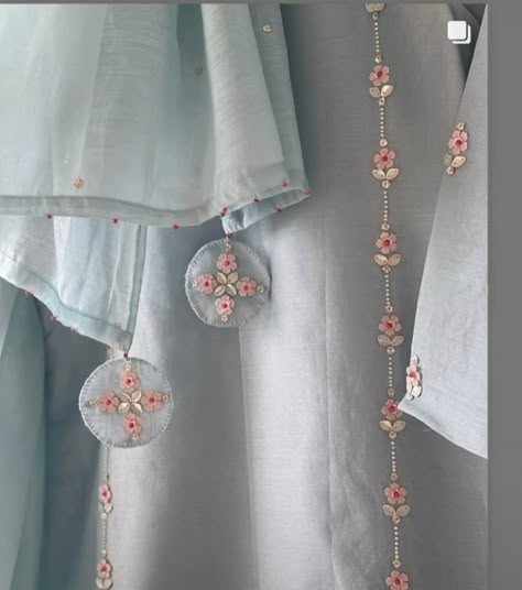 Tassel For Dupatta, Beautiful Dupatta Designs, Latkans For Kurti Handmade, Tussles Design For Dupatta, Tussles Design For Kurti, Tasal Designe For Kameez, Dupatta Designs Ideas Hand Work, Suit Latkan Design, Tassels For Dupatta