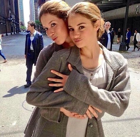 Ashley Judd and Shailene Woodley on the set of Divergent Thoe James, Priceless Movie, Divergent Cast, Divergent Memes, Divergent Movie, Tris And Four, Divergent Fandom, Divergent Trilogy, Divergent Insurgent Allegiant