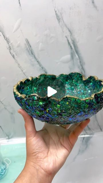 How To Make Resin Bowls, Epoxy Bowl Diy, Resin Side Table Diy, Resin Crockery, Resin Bowl Tutorial, Writing On Resin, Resin Techniques Epoxy, Resin Bowl Ideas, Resin Bowls Diy How To Make