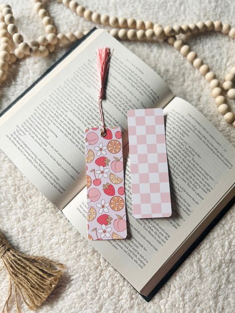 - these bookmarks are a thick cardboard with a glossy finish on the front - they measure 2" by 6"  - all of these bookmarks look the exact same - they will not vary on design from bookmark to bookmark - follow along on instagram @markitlikeitshot ADD TASSELS TO YOUR BOOKMARKS: https://www.etsy.com/listing/1523592625/add-on-tassels-to-your-bookmarks-tassel BUNDLE & SAVE: https://www.etsy.com/listing/1289686314/bundle-save-bookmarks-bulk-bookmarks Taking care of your bookmark: Treat your bookmark with care - it should hold up well due to the thickness of the bookmark!  If you are unsatisfied with your bookmark for any reason please contact me and I will work with you! ♥️ SHIPPING: I will use and envelop and ship with USPS for flat item orders so you will not get a tracking number.  Please co Preppy Bookmark Ideas, Diy Aesthetic Bookmarks, Simple Bookmark Design, Pastel Bookmarks, Book Mark Cute, Bookmark Design Ideas, Book Mark Ideas, Fruit Bookmark, Bookmarks Aesthetic