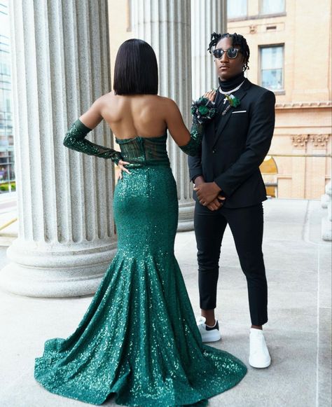 Emerald Green And Black Prom Couple, Dark Green Couple Outfit, Emerald Green And Gold Prom Couple, Green And White Prom Couple, Black Prom Dates Couples, Prom Pics On Stairs, Emerald Green Prom Couple Black, Emerald Green Couple Outfits Formal, Prom Poses Couples Same Height