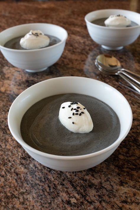 Black Sesame Dessert, Sesame Recipes, Hawaii Recipes, Homemade Soy Milk, Sesame Seeds Recipes, Sweet Soup, Black Pudding, Hawaii Food, Black Sesame Seeds