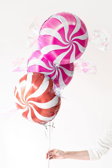 DIY Peppermint Candy Balloons Diy Christmas Candy, Candy Balloons, Studio Diy, Cute Dorm Rooms, Christmas Balloons, Christmas Crafting, Wrapping Party, Peppermint Candy, Willy Wonka