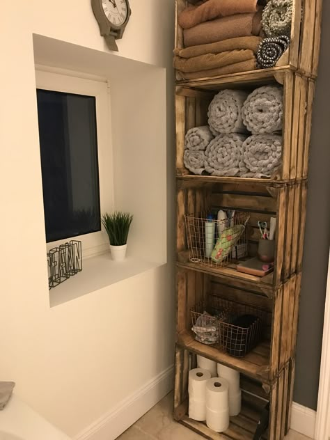 Wooden Crate Bathroom Storage, Crate Shelving Ideas, Wood Crate Ideas Home Decor, Crates In Bathroom, Wooden Crate Bathroom Ideas, Wooden Crate Shelves Bathroom, Wooden Crate Projects Diy, Crate Bedroom Ideas, Farmhouse Crate Decor