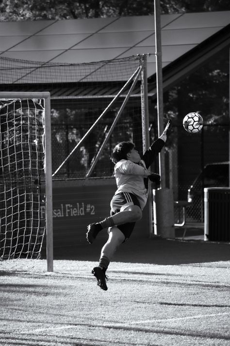 Soccer Photography Action, Black And White Sports Photography, Sports Photography Action, Black And White Models, Advanced Typography, Soccer Photography, Football Photography, Japanese Photography, British Sports