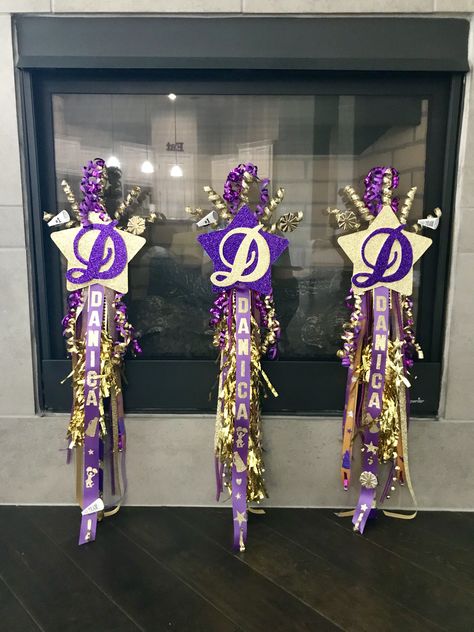 High School Spirit Stick, Spirit Sticks For School, Diy Cheer Spirit Stick, Homecoming Spirit Sticks, Dance Spirit Sticks, Diy Cheer Spirit Sticks, School Spirit Stick, Spirt Stick Ideas, Spirit Stick Ideas Diy Cheer