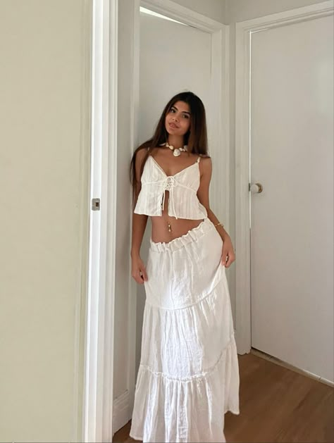 Mirror Palais Aesthetic, It Girl Style, Girl Mirror, Mirror Palais, Aesthetic Mirror, Fest Outfits, Mode Hippie, White Maxi Skirts, Earthy Outfits