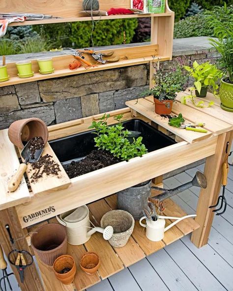 Garden Workstation with Hidden Potting Soil #diy #potting #bench #garden #decorhomeideas Planting Bench, Garden Table Plans, Potting Benches Diy, Garden Work Bench, Potting Bench Ideas, Diy Potting Bench, Potting Bench Plans, Potting Station, Outdoor Potting Bench