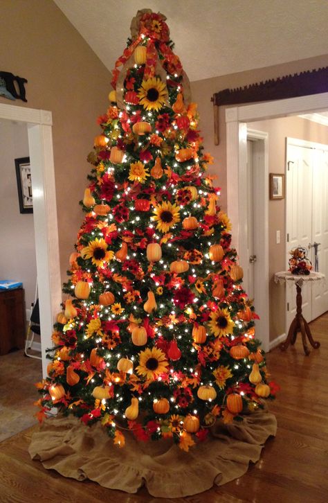 Fall tree Seasonal Tree, Fall Themed Christmas Tree, Autumn Christmas Tree, Thanksgiving Tree Decorations, Fall Tree Ideas, Thanksgiving Christmas Tree, Fall Christmas Tree Ideas, Thanksgiving Tree Ideas, Fall Tree