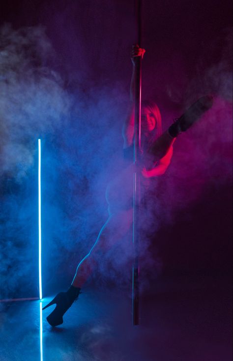 Street Pole Dancing Photography, Neon Pole Dance, Beginner Pole Photoshoot Poses, Pole Photoshoot Poses Simple, Exotic Dancer Aesthetic, Pole Photoshoot Poses, Pole Dance Photoshoot, Pole Dance Photography, Pole Poses Photo Shoots