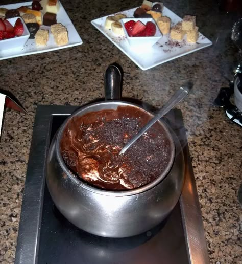 The Melting Pot Cookies and Cream Fondue Recipe - Secret Copycat Restaurant Recipes Chocolate Fondue Recipe, Chocolate Cherry Cookies, Fondue Night, Fondue Recipes Cheese, Chocolate Brownie Cake, Pot Cookies, Fondue Recipe, The Melting Pot, Fondue Recipes