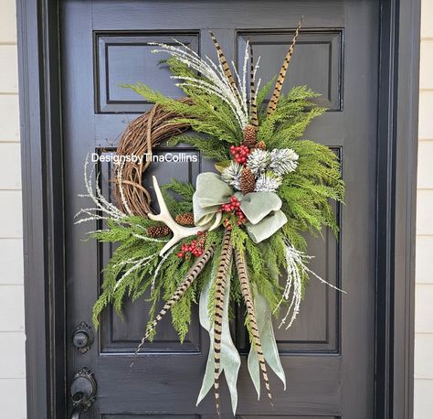 Christmas Wreath With Deer, Deer Antler Wreath Ideas, Antler Door Hanger, Deer Antlers Christmas Decor, Christmas Wreath With Deer Antlers, Christmas Decor With Antlers, Wreath With Deer Antlers, Antlers Decor Diy, Antler Wreaths