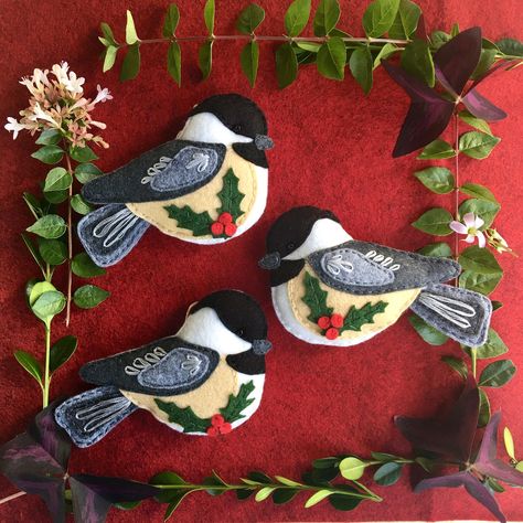 Felt Chickadee, Christmas Decor Handmade, Felt Birds Ornaments, Diy Felt Christmas Ornaments, Meaningful Christmas Gifts, Christmas Fabric Crafts, Felt Angel, Holiday Birds, Felt Crafts Christmas