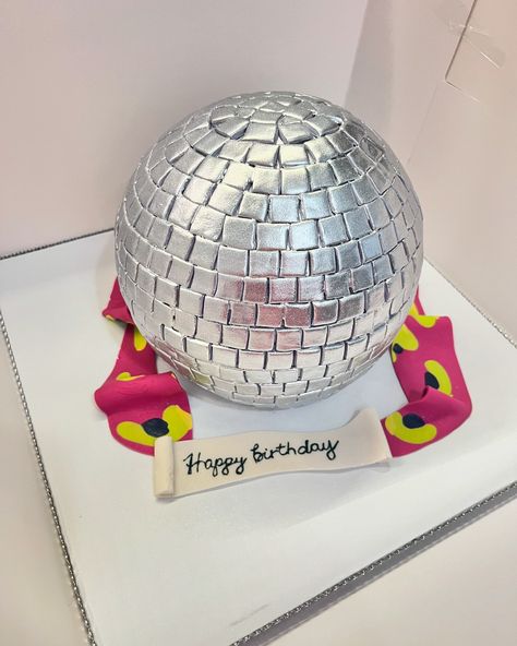 Disco ball 🪩🕺💃cake #cake #3Dcake #discocake #discoballcake #discoball #mammabrazil Glitter Ball Cake, Disco Ball Cake Ideas, Disco Ball Birthday Cake, Disco Birthday Cake, Disco Ball Cake, 70’s Decor, Disco Cake, Disco Birthday, Disco Birthday Party