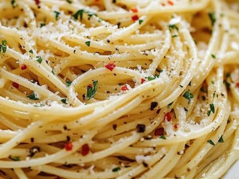 Perfect Pasta at Home: Mastering Spaghetti Aglio e Olio! - NewsBreak Pasta Olio Aglio, Crockpot Barbecue, Frozen Strawberry Lemonade Recipe, Olio Pasta, Pasta At Home, Pasta Fagioli Soup, Spaghetti Aglio E Olio, Baked Scallops, Recipes With Chicken And Peppers