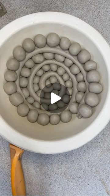 Diy Osterschmuck, Coil Pottery, Ceramics Pottery Bowls, Coil Pots, Beginner Pottery, Easy Easter Decorations, Pottery Videos, Kids Pottery, Pottery Handbuilding