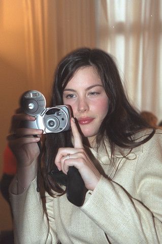 Liv Tyler 2000s, Liv Tyler That Thing You Do, Liv Tyler Now, 2002 Aesthetic, Liv Tyler 90s, Tyler Fashion, Rex Manning Day, 90s Style Icons, 2002 Fashion