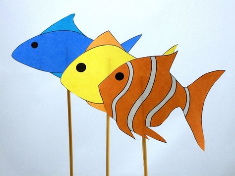 Fish Stick Puppets by .T in Indy, via Flickr Fish Puppets On Stick, Parade Puppets, Fish Puppet, Animal Shadow, Stick Puppet, Brownie Guides, Mermaid Parade, Paper Theatre, Puppets For Kids