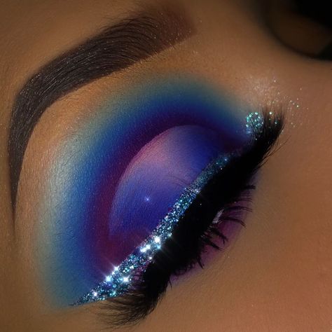 𝐊𝐚𝐲𝐥𝐞𝐞 on Instagram: “𝙽𝙾𝙲𝚃𝚄𝚁𝙽𝙰𝙻 Palette @jeffreestarcosmetics “Blue Blood” Glitter @jcatbeauty Sparkling powder “Winter icicle” Lashes @shameless_lashes…” Icicle Makeup Look, Dark Winter Eyeshadow, White Glitter Eyeshadow, Winter Eyeshadow, Christmas Makeup Look, Fall Palette, Makeup Is Life, Eyeliner Styles, Blue Eyeshadow