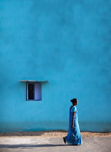 blue wall Foto Scale, Classic Blue Pantone, Pantone 2020, Bleu Turquoise, Blue Interior, Feeling Blue, People Of The World, Love Blue, Color Textures