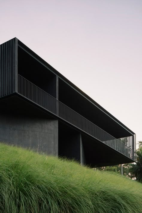 House Suburban, Architecture Small House, Black Facade, Federal House, Timber Battens, Minimal Architecture, Concrete Home, Concrete House, Houses Architecture