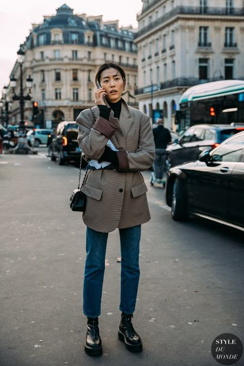 Engineered Knitwear, German Street Style, Stile Kendall Jenner, Monochromatic Style, 2020 Street Style, Liu Wen, Girl Jeans, Paris Mode, Looks Street Style