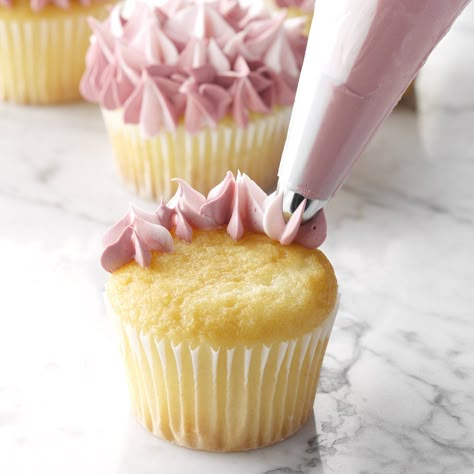 11 Easy Cupcake Decorating Ideas | Taste of Home Cupcake Icing Designs, Easy Cupcakes Decoration, Cupcake Piping, Elegant Cupcakes, Decorating Cupcakes, Cupcake Decorating Tips, Chocolate Work, Fancy Cupcakes, Icing Design