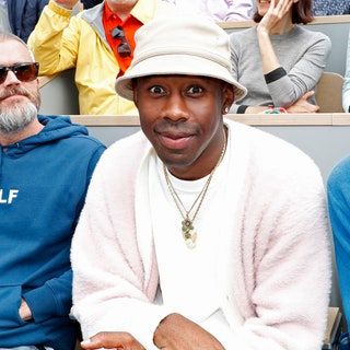 90s Bucket Hat Outfit Men, Men’s Bucket Hat Outfit, Kangol Bucket Hat Outfit, White Bucket Hat Outfit, Bucket Hat Outfit Mens, Bucket Hat Outfit Ideas, Mens Summer Streetwear, Hat Men Outfit, Tyler The Creator Fashion