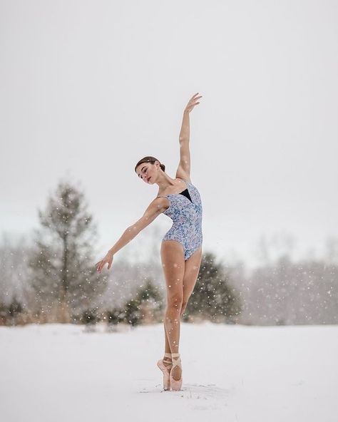 Christmas Dancers Photography, Fall Ballet Photoshoot, Winter Ballet Photoshoot, Winter Dance Photoshoot, Christmas Dance Photoshoot, Ballerina Pictures, Pretty Senior Pictures, Ballet Photoshoot, Ballet Pose