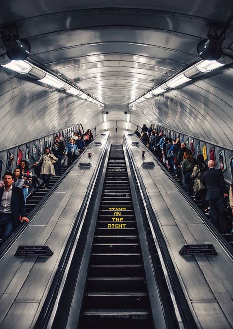 Rush hour in London Underground. Stan... | HD photo by Tom Parsons (@tomzzlee) on Unsplash London Vibes, London Guide, London Tube, London Aesthetic, Level Design, London Transport, City Of London, U Bahn, London Town